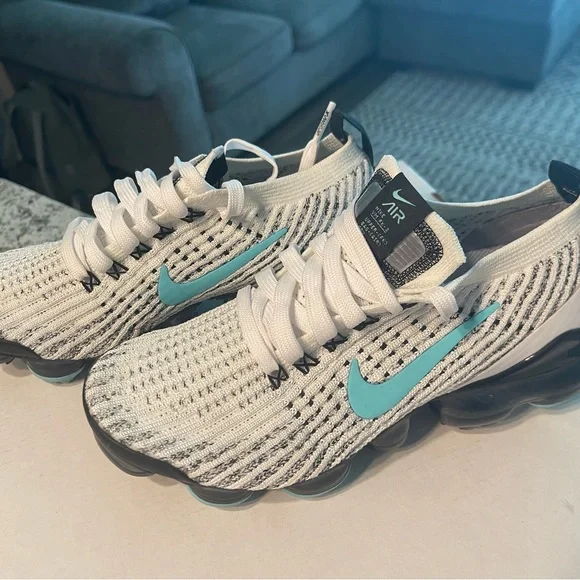 Nike vaper max’s size 10.5 mint condition only been worn 2 times.wanna get rid NIKE AIR VAPORMAX PLUS Sz 10.5 SINCE 1972 WHITE- MINT FOAM  main image 3